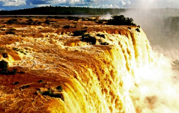 Brasilien | Der Floriano-Wasserfall von einer Plattform im Parque Nacional Iguacu betrachtet