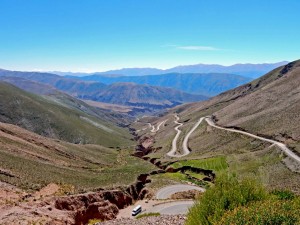Argentinien | Serpentinen führen auf den Pass Altos del Morado auf dem Weg von Salta über Purmamarca zu den Salinas Grandes. Panorama der Bergkette