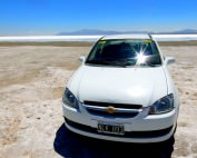Region Salta, Argentinien | Unser weißer Mietwagen ein Chevrolet inmitten der Salzwüste Salinas Grandes del Noroeste
