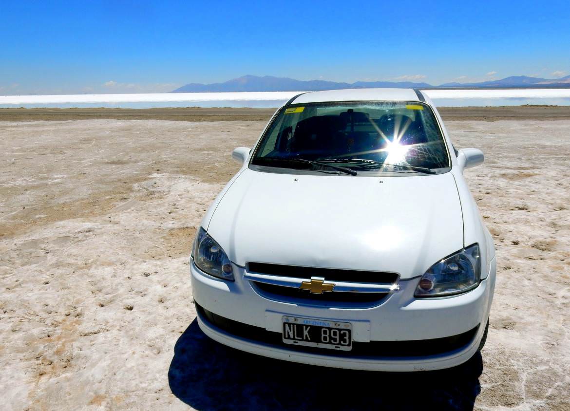 Region Salta, Argentinien | Unser weißer Mietwagen ein Chevrolet inmitten der Salzwüste Salinas Grandes del Noroeste