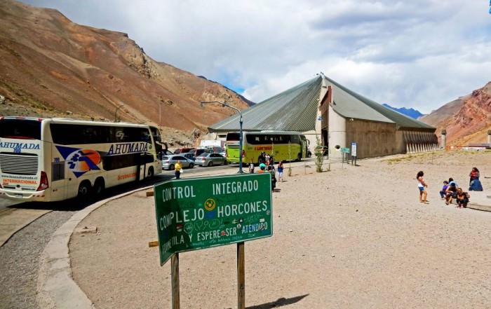 Chile | Bus Santiago - Mendoza, Grenzübergang Horcones und Grenzanlagen am Uspallata Pass