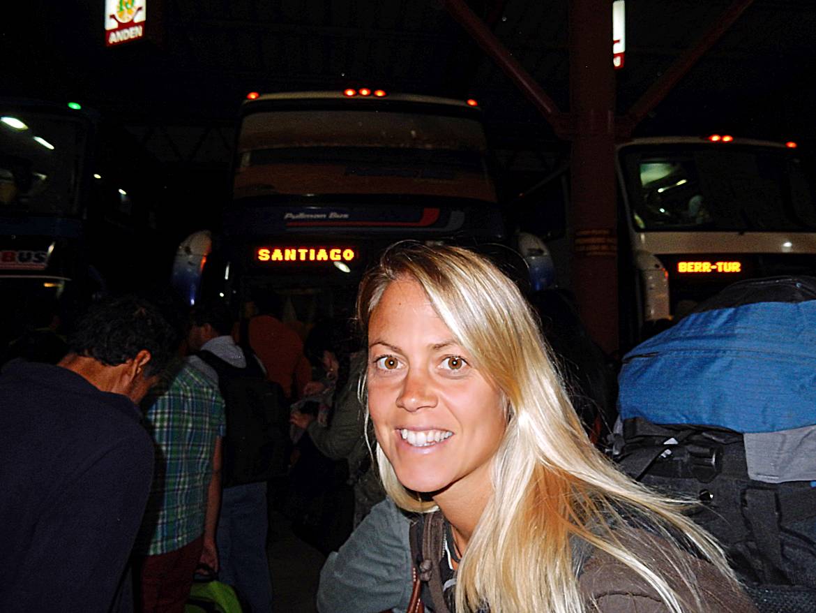 Busfahren | Chile: Auf dem Weg nach Santiago am Busbahnhof in Temuco. Karin wartet vor dem Bus nach Santiago