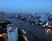 Thailand | Panorama auf die Stadt und den Chao Phraya River in Bangkok bei Nacht
