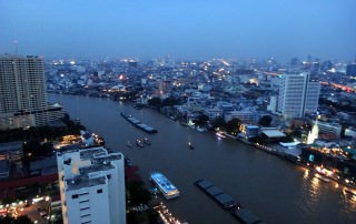 Thailand | Panorama auf die Stadt und den Chao Phraya River in Bangkok bei Nacht
