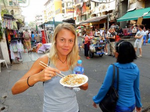 Sehenswürdigkeiten, interessante Orte, Highlights & Tipps: Leckeres Pad Thai in der Khao San Road. Karin isst mit Stäbchen von einem Plastikteller gebratene Nudeln