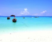 Thailand | Sunrise Beach auf Ko Lipe. Türkisfarbenes Wasser, weißer Sandstrand, blauer Himmel, ein paar Boote im Wasser