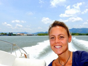 Thailand | Anreise mit dem Boot von Ranong nach Ko Phayam. Karin genießt den Fahrtwind
