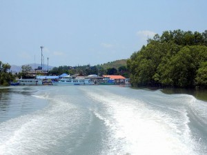 Thailand | Pier des Ablegers mit der Fähre oder Boot nach Ko Phayam, blauer Himmel, Wellen im Wasser