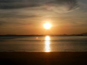 Thailand | Sonnenuntergang am Ao Khao Kwai Beach auf Ko Phayam Die Sonne spiegelt sich gelblich im Meer