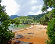 Brasilien | Ilha Grande, Verträumte Buchten wie die Praia Longa mit rötlichem Sand und üppigem Urwaldgewächs gibt es Unzählige