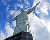 Brasilien | Rio de Janeiro, Die imposante Jesusstatue auf dem Corcovado, hier aus seitlicher Perspektive vor blauem Himmel aufgenommen, ist das vermutlich am einfachtsen zu Erreichende unter den Neuen Sieben Weltwundern