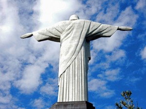 Brasilien | Rio de Janeiro, Die beeindruckende Jesusstatue auf dem Corcovado ist auch auf der Rückseite eindrucksvoll, besonders vor dem blauen Himmel