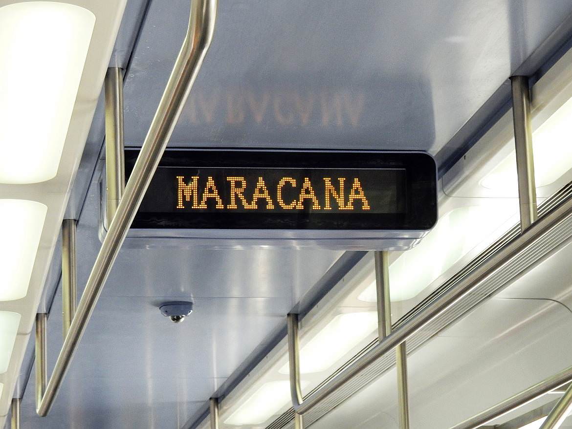 Brasilien | Rio de Janeiro, Die moderne Metro ist ein sicheres Mittel zur Fortbewegung mit Digitalanzeige in den Wagons