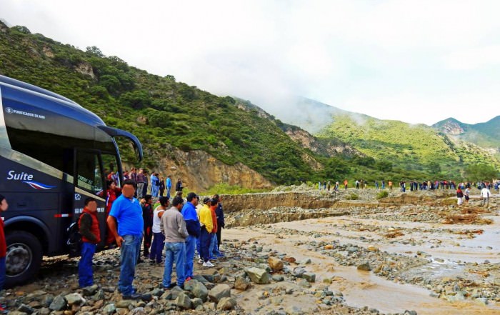 Peru | Kein Weiterkommen nach einem Erdrutsch in der Nähe von Abancay. Auf der Busfahrt von Cusco nach Ica ist die Straße stundenlang gesperrt
