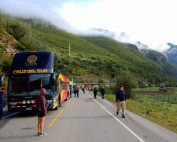 Busfahren | Peru: Auf der Fahrt mit dem Bus von Cusco über Abancay nach Ica standen wir 12 Stunden in einer Straßensperrung wegen eines Erdrutsches . Blick auf die Busschlange inmitten grüner Berge unser Cruz del Sur Bus ganz vorne