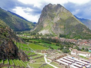 Peru | Heiliges Tal, Ollantaytambo Ruinen, Panorama von oben. Blick auf die Stadt und die umgeben Berge, unten rechts der Souvenir-Markt