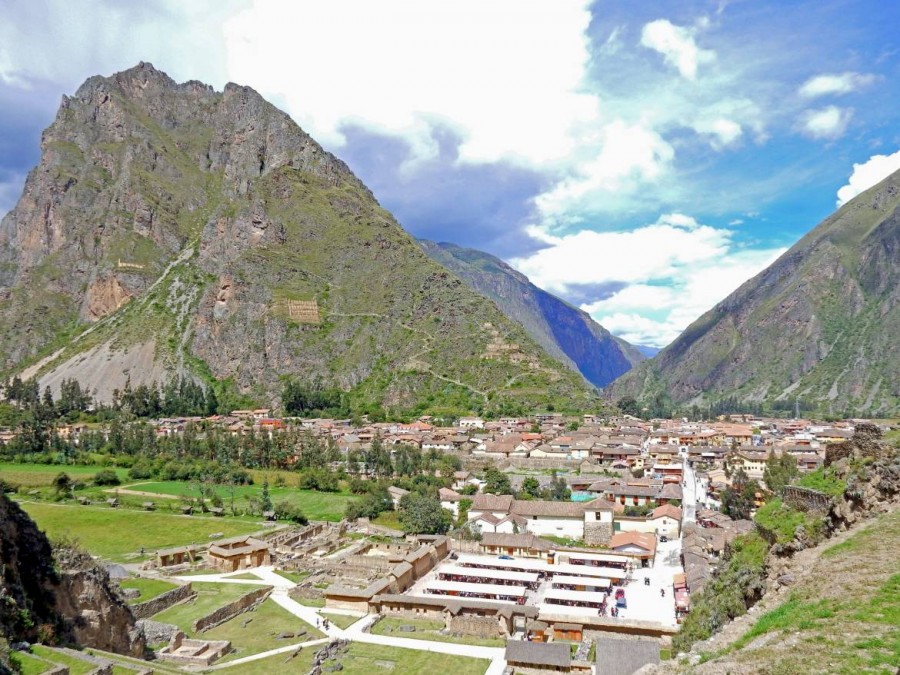 Peru | Heiliges Tal, Ollantaytambo Ruinen, Panorama auf die Stadt und den Markt für Souvenirs unten rechts