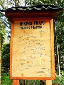 Peru | Machu Picchu, 1,5 Stunden Fußweg von Aguas Calientes zur Inkastadt . Blick auf ein Schild aus Holz als Wegweiser des Trail zu Ruine