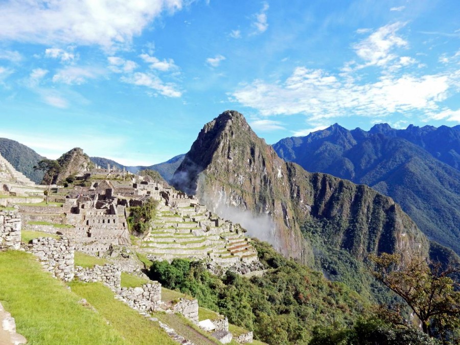 Peru | Machu Picchu, Blick auf Huayna Picchu vom Weg Richtung Sonnentor, Intipunku bei Sonnenschein