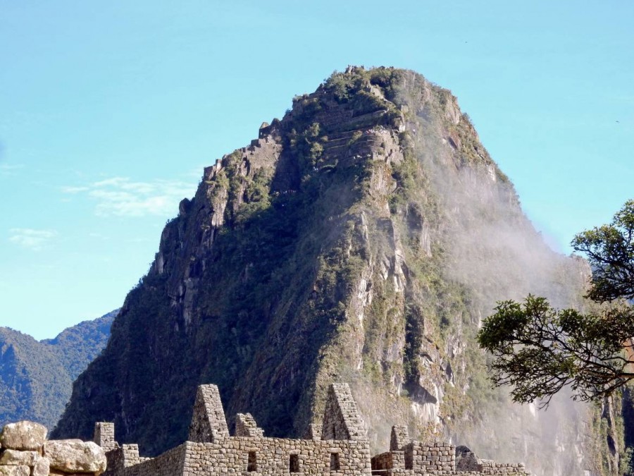 Peru | Machu Picchu, Huayna Picchu, auch Wayna Picchu genannt. Einer der beiden hohen Berge inmitten der Inka-Ruine