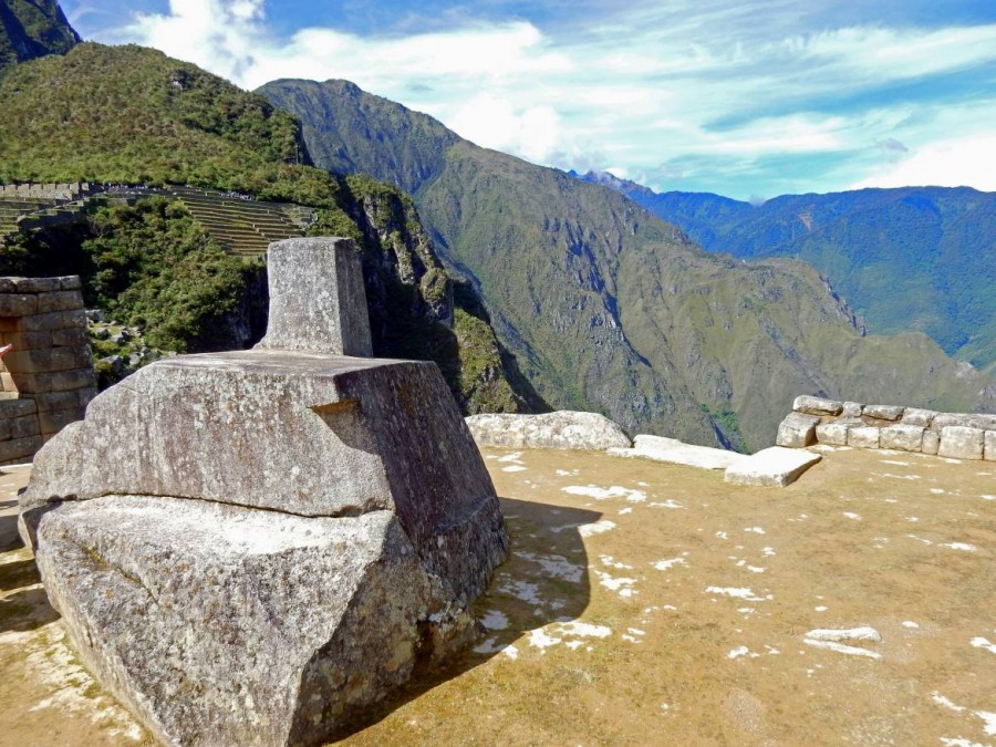 Peru | Machu Picchu, Intihuatana = Sitz der Sonne mit wörtlicher Übersetzung "wo man die Sonne festhält". Steinformation inmitten der Inka-Ruine