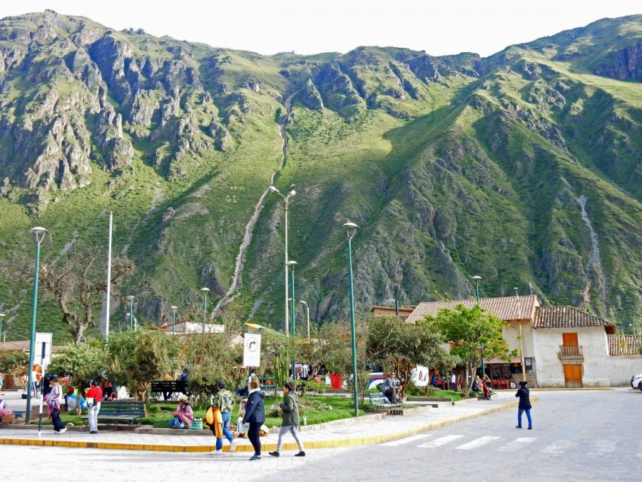 Peru | Ollantaytambo, Calle Principal, der Hauptplatz. Blick auf den Platz beim Warten auf den Zug Richtung Machu Picchu