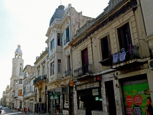 Uruguay | Montevideo, Straßenzug mit viktorianischen Häusern in der Altstadt "Ciudad Vieja"