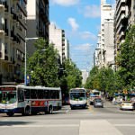 Montevideo | interessante Orte: Die vielbefahrene Avenida 18 Julio ist Hauptstraße des Zentrums und beginnt am Plaza Independencia