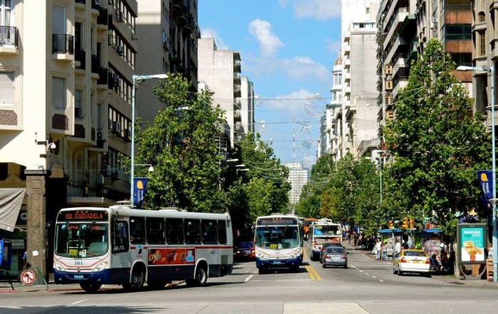 Montevideo | interessante Orte: Die vielbefahrene Avenida 18 Julio ist Hauptstraße des Zentrums und beginnt am Plaza Independencia