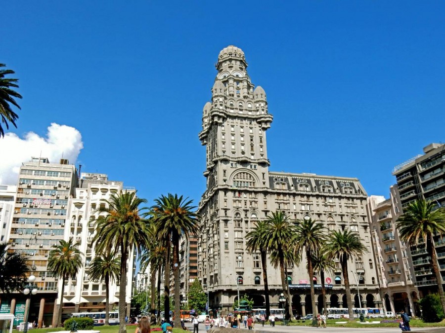 Uruguay | Montevideo, Der imposante, graue Palacio Salvo am Plaza Independencia war urspünglich als Hotel geplant, beinhaltet heute aber Büros und Wohnungen