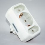 Reiseadapter | Steckdosenadapter, Ein praktischer Mehrfachstecker gehört immer ins Gepäck, um nicht zahlreiche Stromadapter kaufen zu müssen