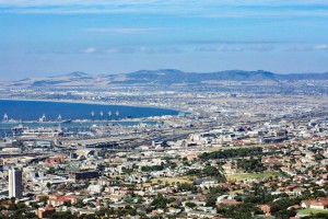 Südafrika | Kapstadt, Panorama auf Kapstadt und die V&A Waterfront vom Signal Hill. Blick auf die Bucht bei blauem Himmel