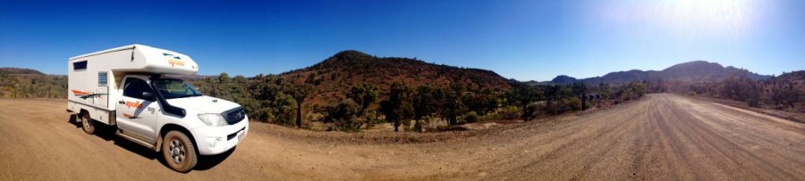 Australien | Camping im Outback. Panorama beim Offroad -Fahren im 4WD Cheapa Camper