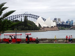 Australien | Sydney, Oper und Harbour Bridge aus Sicht des Botanischen Garten. "Aussies" beim Sport