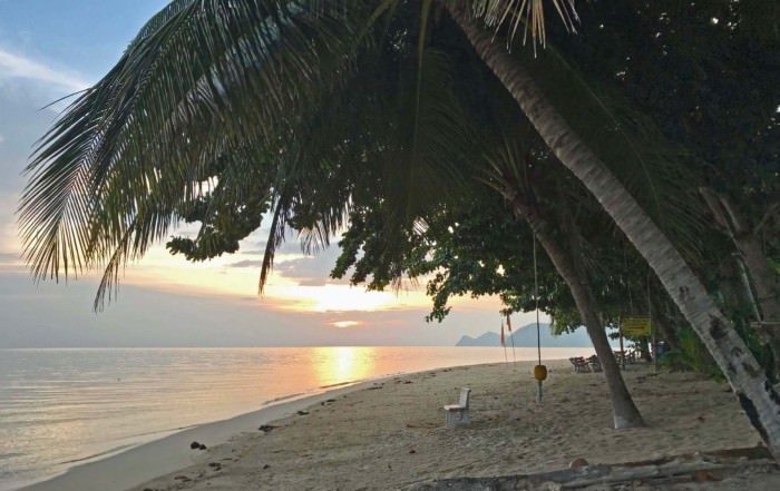 Thailand | Koh Phangan. Ein Highlight und Tipp ist der Strand Ao Bang Charu, der besonders bei Sonnenuntergang wunderschön ist. Weißer Sand, Meer, Palmen, die untergehende Sonne