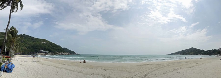 Thailand | Koh Phangan, Panorama am Strand der Fullmoon Parties: Haad Rin Nok. Blick auf die breite Bucht mit weißem Sand