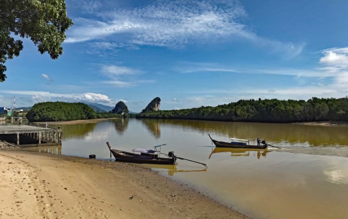 Thailand | Kreidefelsen am Pak Nam Fluss Nahe Krabi Town bei Sonnenschein und blauem Himmel