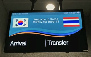 Südkorea | Ankunft am Flughafen: Seoul Incheon Airport. Blick auf die Anzeigentafel mit Willkommensgruß