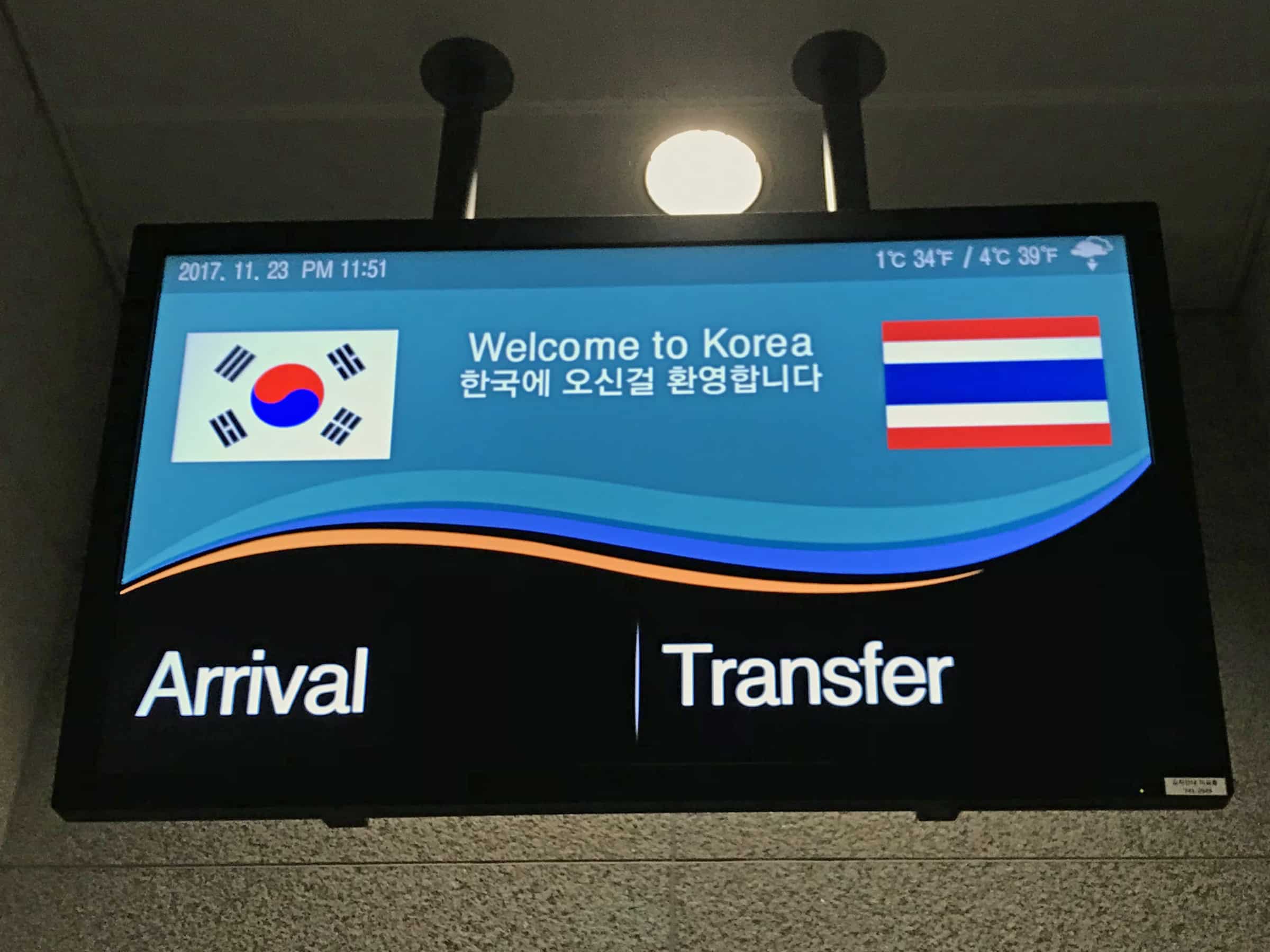 Südkorea | Ankunft am Flughafen: Seoul Incheon Airport. Blick auf die Anzeigentafel mit Willkommensgruß