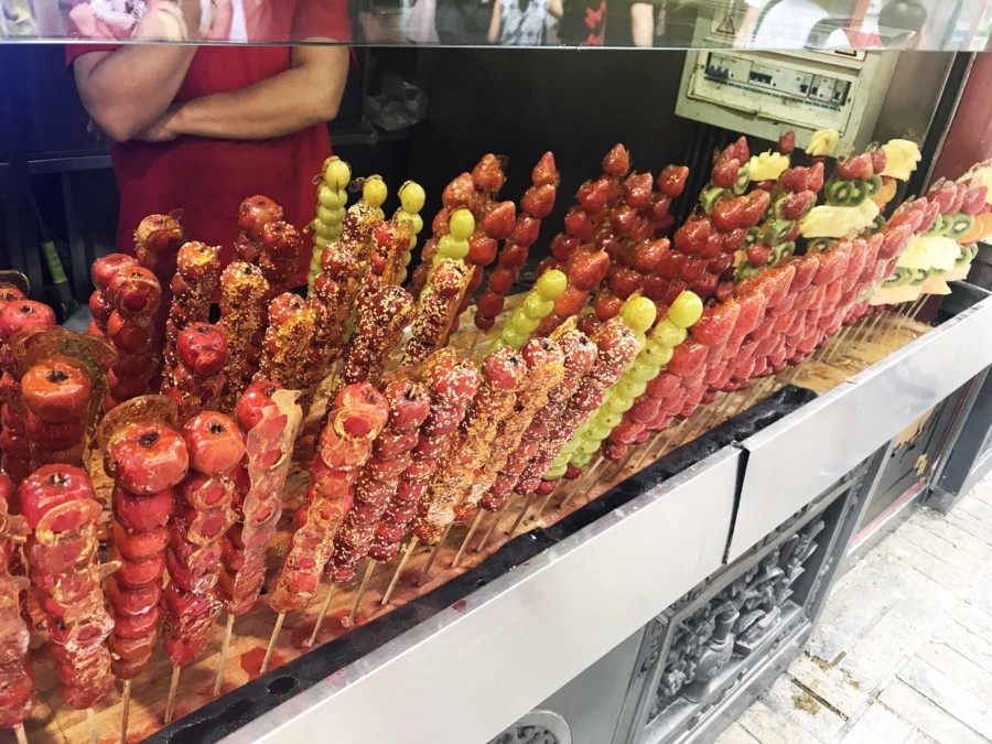 Street Food China: Tanghulus sind Frucht-Spiesse mit einem Mantel aus Zuckersirup