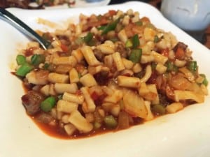 Typisches Gericht in der scharfen Sichuan Küche: Nudeln mit Gemüse