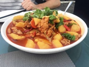Scharfes Huhn mit Kartoffeln, typisches Sichuan Gericht