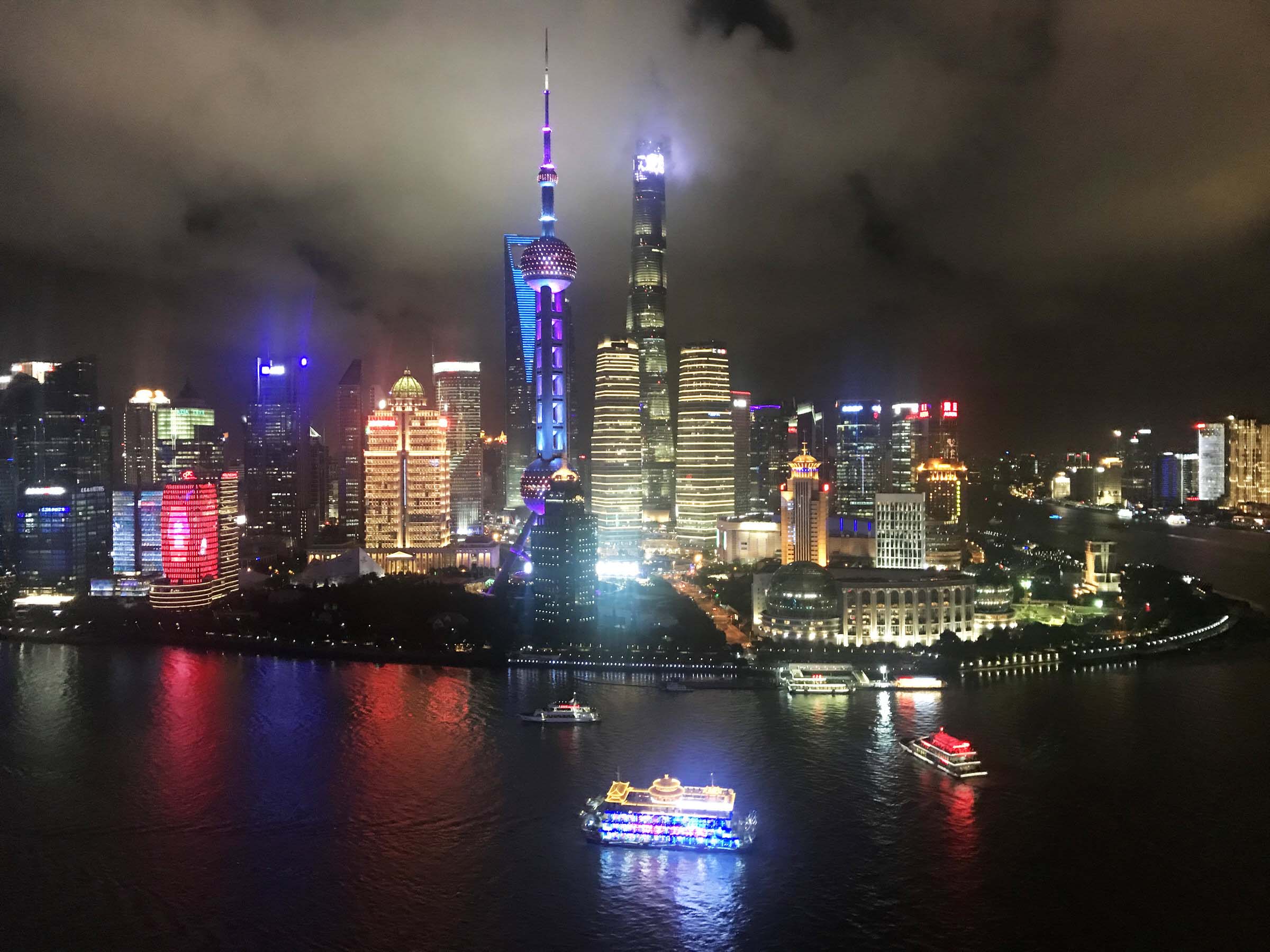 Beste Aussicht in Shanghai auf der Aussichtsplattform des Hyatt on the Bund: Blick vom 33. Stock der Vue Bar auf Pudong