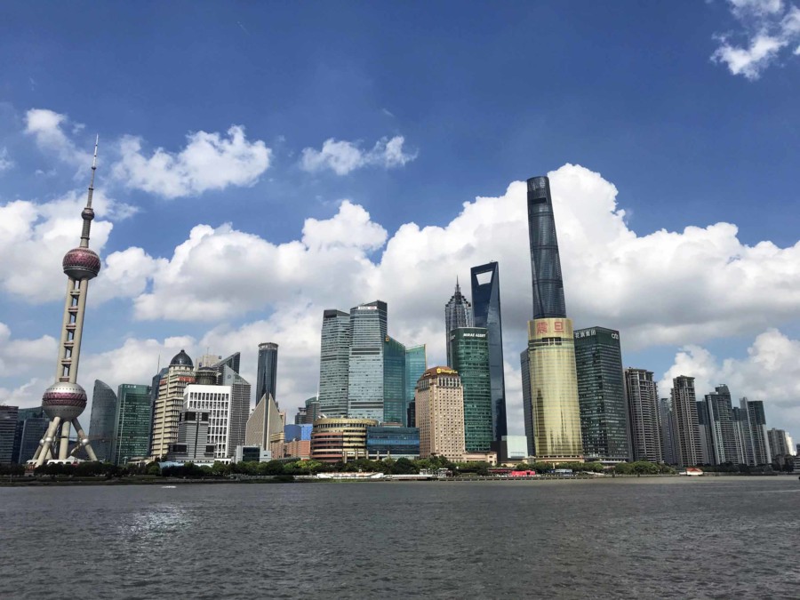 Pudong in Shanghai mit Oriental Pearl Tower (links), Jin Mao Tower, Shanghai World Financial Center und Shanghai Tower