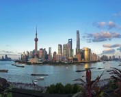 Die Skyline in Shanghai zum Sonnenuntergang: Blick von der Bar Rouge am Bund auf Pudong