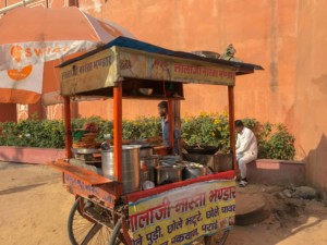 Indisches Street Food, typischer Rollwagen mit verschiedenen Broten und frittierten Snacks