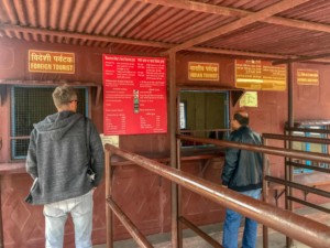 Tipps & Erfahrungen Indien: Tickets für Sehenswürdigkeiten bekommst Du am Ticketschalter in einer separaten Schlange