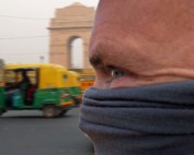 Person mit Schutzmaske vor Luftverschmutzung vor dem India Gate in Neu-Delhi
