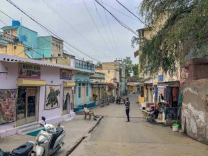 Kleine Shops inmitten bunter Havelis in Mandawa