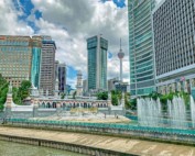 Kuala Lumpur Sehenswürdigkeiten, interessante Orte, Highlights und Tipps: Blick auf River of Live, Masjid Jamek und KL Tower